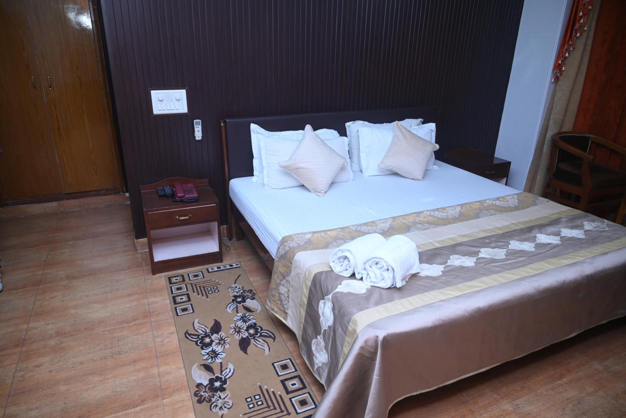 Hotel Surya Plaza Kotdwāra Exterior foto