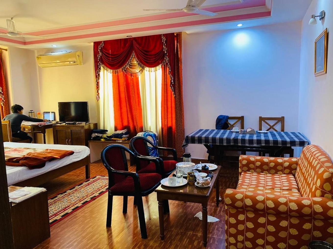 Hotel Surya Plaza Kotdwāra Exterior foto