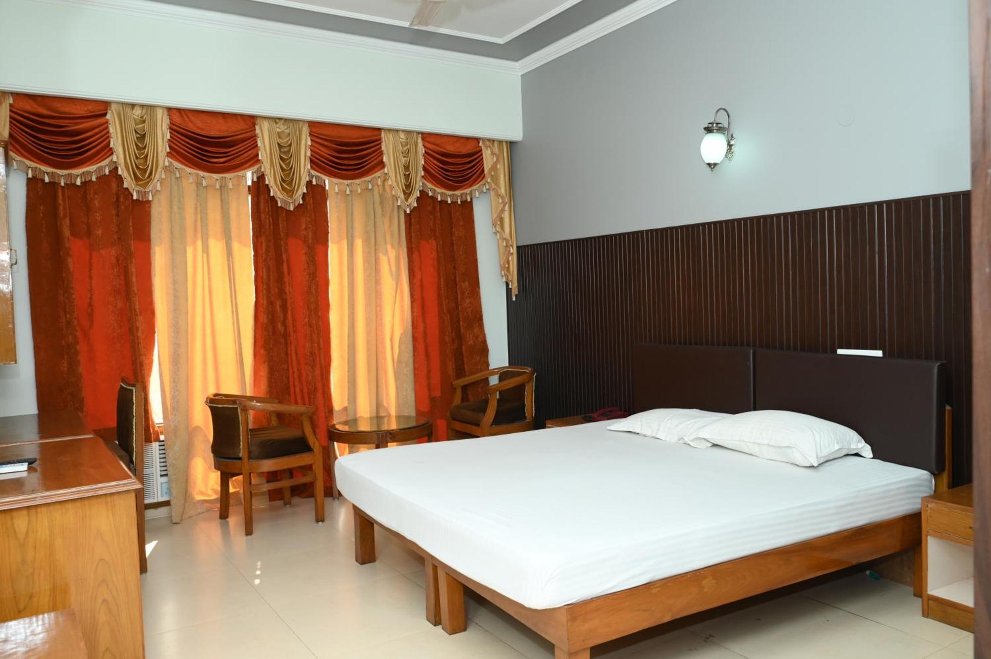 Hotel Surya Plaza Kotdwāra Exterior foto